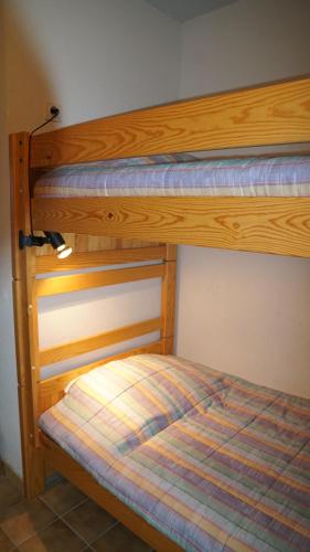 deux lits superposés dans une petite pièce avec dans l'établissement Ancre et Mouettes, à Saint-Cyprien