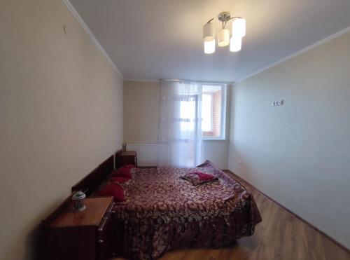 - une petite chambre avec un lit et une fenêtre dans l'établissement 2-х кімн квартира в новобудові, à Ternopil