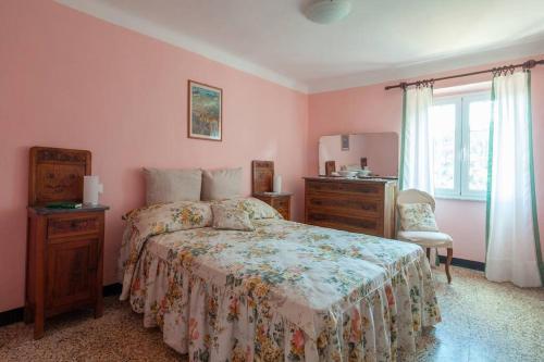 a bedroom with a bed and a dresser and a window at DaFramanco2 Country house close to 5 Terre in Quaratica