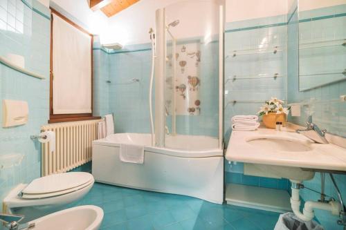 a blue bathroom with a toilet and a sink at Casa Anita in Mergozzo
