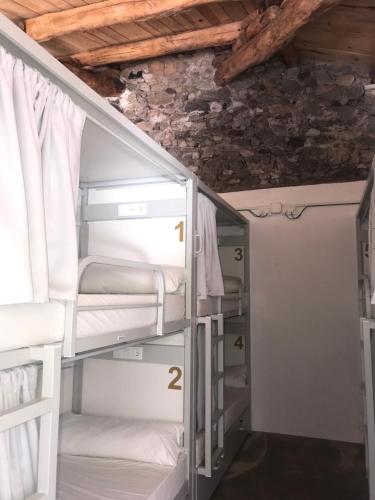 Cette chambre dispose de lits superposés et de 2 lits superposés. dans l'établissement Albergue de Pas, à El Pont de Suert