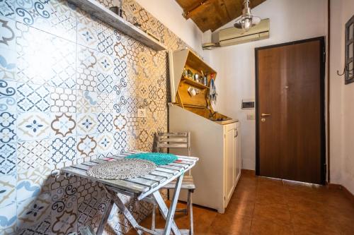Cette petite chambre comprend une table et un mur. dans l'établissement Cottage degli acquedotti, à Rome