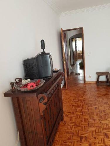 a tv sitting on top of a dresser in a room at Profiter,de,la,mer,et,de,Lisbonne,Cascais in Alcabideche