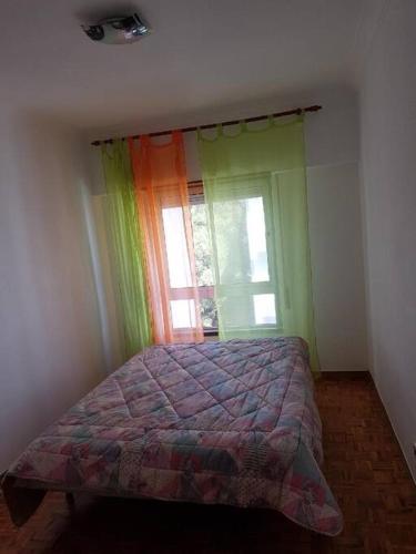 a bedroom with a bed and a window at Profiter,de,la,mer,et,de,Lisbonne,Cascais in Alcabideche