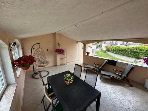 Habitación con balcón con mesa y sillas. en Farfalle di Valle, en Bale