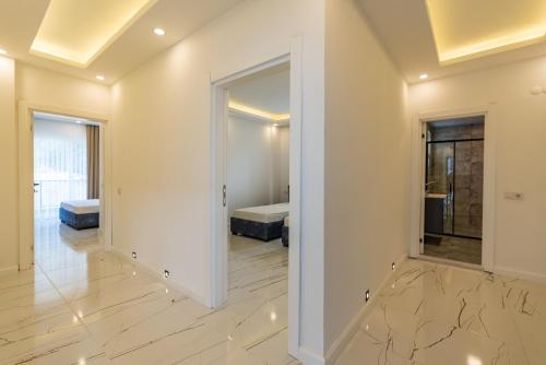 Habitación con un pasillo con 2 camas y espejo. en TAYLA SUİT, en Kas