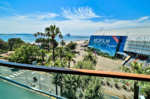 un balcón con vistas a la playa y al océano. en Majestic Apartment, en Cannes