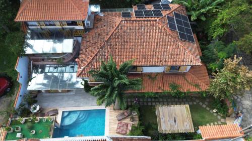 an overhead view of a house with a swimming pool at Villa Lulu Geribá in Búzios