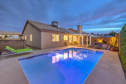 Foto Las Vegases asuva majutusasutuse Sunset Swim - Modern Vegas Heated Pool Retreat galeriist