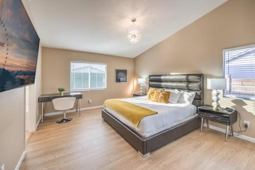 1 dormitorio con cama y escritorio. en Sunset Swim - Modern Vegas Heated Pool Retreat en Las Vegas