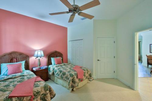 Postel nebo postele na pokoji v ubytování Palm Coast, FL 2BD 2BR Beach Villa! Walk to the Ocean!