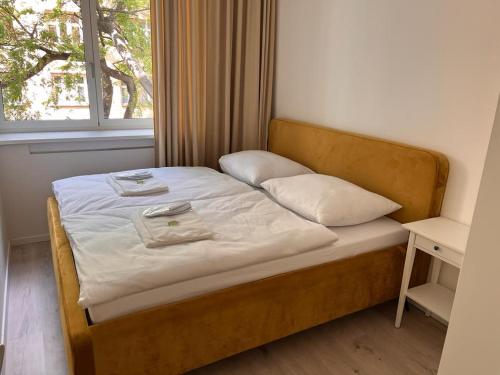 Lova arba lovos apgyvendinimo įstaigoje SKAU Gajova Family Two Bedroom Apartment with a Terrace Free Parking