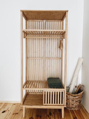a wooden cage with a basket on a wooden floor at powiew - adults only b&b pensjonat noclegi Świnoujście - Unterkunft Swinemünde - guesthouse tennis garden breakfast at baltic sea in Świnoujście