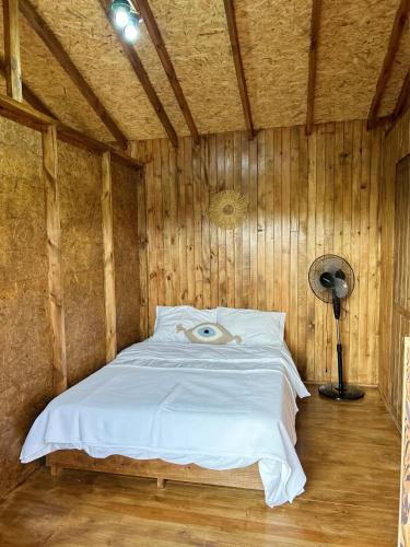 a bedroom with a bed with an eyeball on it at Akçakoca ağaç ev in Duzce