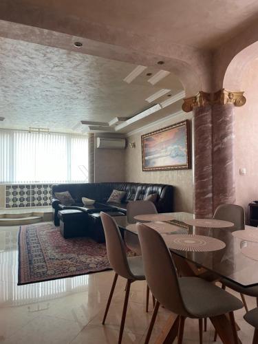 sala de estar con sofá, mesa y sillas en Apart 47, en Smolyan