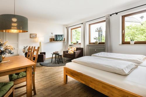 two beds in a room with a table and chairs at Ferienapartment Marktblick in Oberstdorf