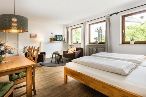 twee bedden in een kamer met een tafel en stoelen bij Ferienapartment Marktblick in Oberstdorf