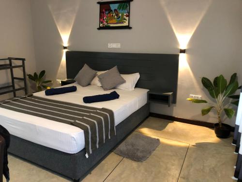 een slaapkamer met een groot bed in een kamer bij Mandy House in Habaraduwa Central