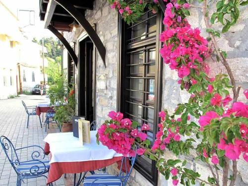 Το κτήριο όπου στεγάζεται  η παραθεριστική κατοικία