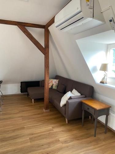 ein Wohnzimmer mit Couch und Tisch in der Unterkunft Wohlfühlen in Bad Ems in Bad Ems