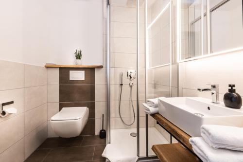 a bathroom with a toilet sink and a shower at Ferienapartment Marktblick in Oberstdorf
