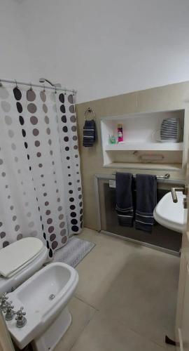 ein kleines Bad mit einem Waschbecken und einem WC in der Unterkunft Cabañas Montoya in Paraná