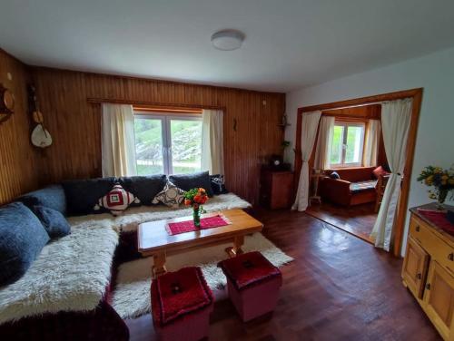 Gacko的住宿－Čemerno Cottage，客厅配有沙发和桌子