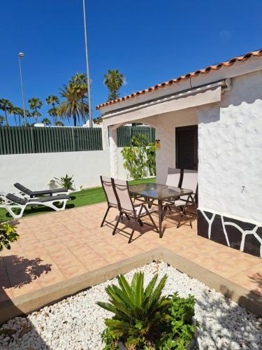 a patio with chairs and a table in a yard at Santa Barbara by Placida Mar in Playa del Ingles