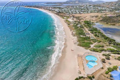 una vista aérea de una playa con sombrillas azules en En bord de plage Orient Bay, grand studio 4p, en Saint Martin