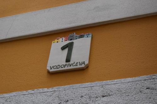 een klok aan de zijkant van een gebouw bij Apartments Piranom in Piran