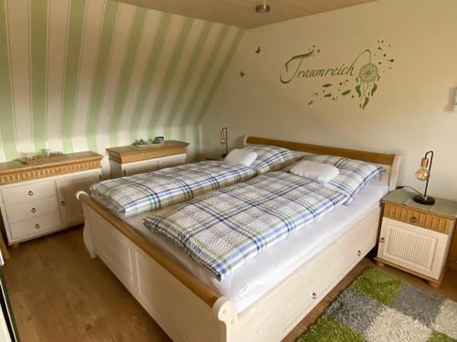 1 dormitorio con 1 cama y 2 mesitas de noche en Ferienwohnung Röpersberg en Ratzeburg