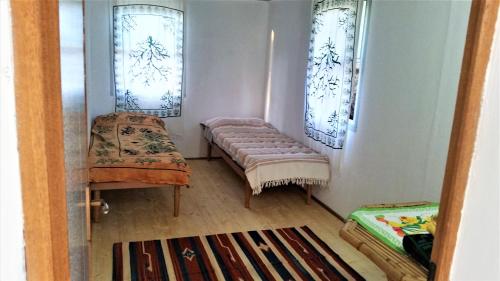 um pequeno quarto com um banco e duas janelas em Exotic Vacation Home em Telti