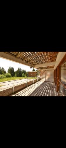 une vue d'une gare sous un pont dans l'établissement Appartement 6 couchages avec terrasse, à Chamrousse