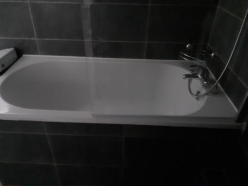 eine weiße Badewanne mit einem Wasserhahn im Bad in der Unterkunft SAPHIR in Nogent-sur-Oise