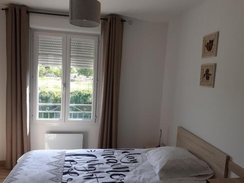 Schlafzimmer mit einem Bett und einem Fenster in der Unterkunft SAPHIR in Nogent-sur-Oise