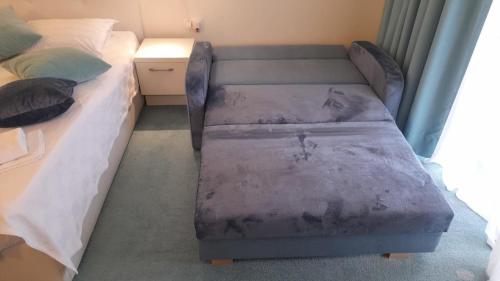 a room with a bed and a bench next to a bed at Studio Privat Reea Olimp in Olimp