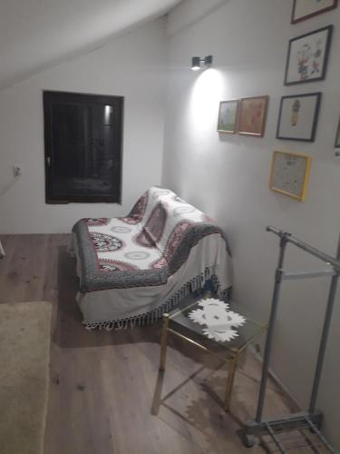 een woonkamer met een stoel en een tv bij Tina in Tekija