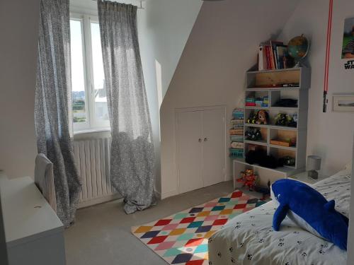 een kleine slaapkamer met een bed en een raam bij Maison à Roscoff à 150 m de la thalasso et des plages in Roscoff