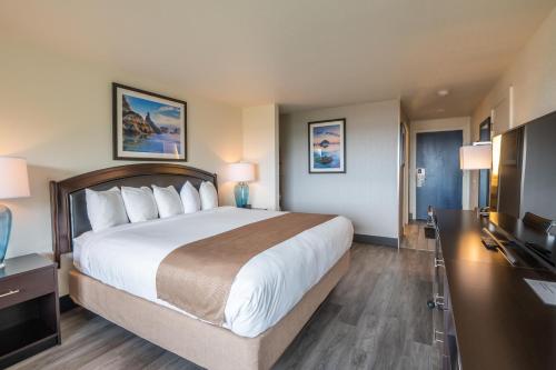 a hotel room with a large bed and a television at Bandon Inn in Bandon