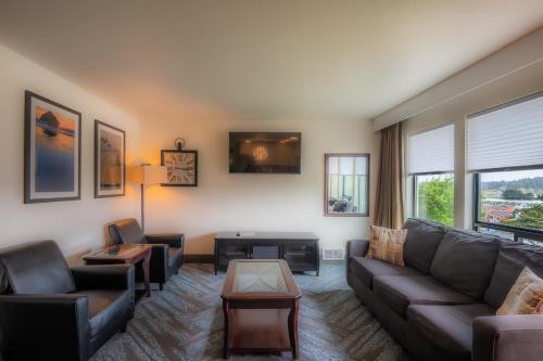 a living room with a couch and a table at Bandon Inn in Bandon