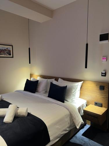 - une chambre avec 2 lits dotés d'oreillers bleus et blancs dans l'établissement Hotel Tiflisi Inn, à Tbilissi
