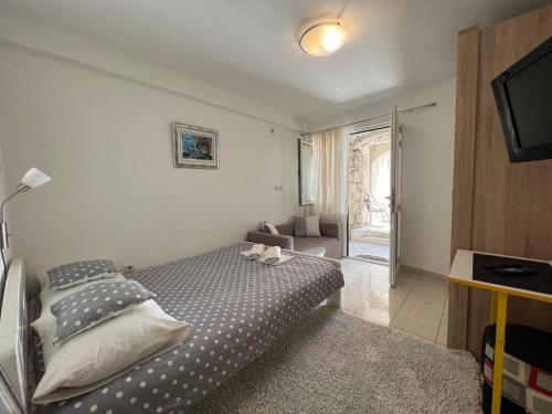 1 dormitorio con 1 cama y sala de estar en Old town apartment Nina 1, en Split