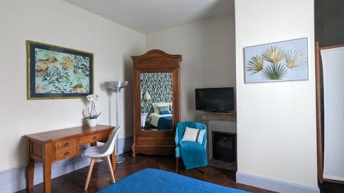 TV a/nebo společenská místnost v ubytování Le Jardin des Lys - Chambre d'hôte ou Appartement