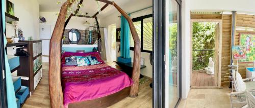 1 dormitorio con 1 cama en una habitación en La novia Del Mar un Cocon entre Ciel et Mer, en Saint-Pierre