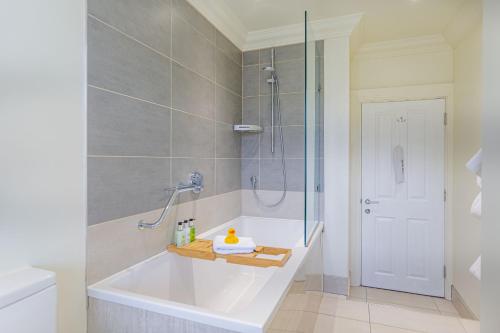 Bilik mandi di Forest Park Country Hotel & Inn, Brockenhurst, New Forest, Hampshire - The Coaching Inn Group