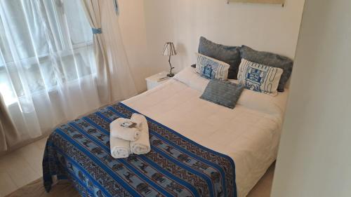 een slaapkamer met een bed met twee knuffels erop bij LA CASA DE LAS RETAMAS in Río Grande