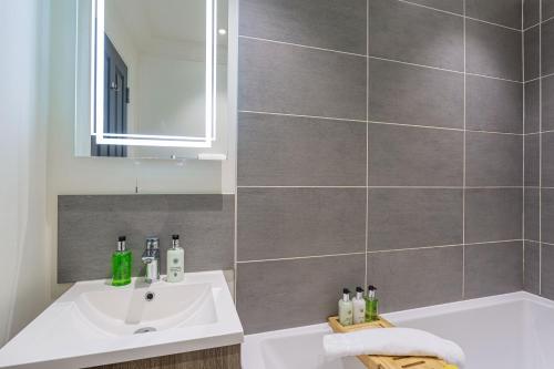 Bilik mandi di Forest Park Country Hotel & Inn, Brockenhurst, New Forest, Hampshire - The Coaching Inn Group