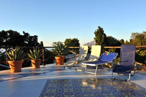a row of chairs sitting on top of a roof at B&B Alfrantoio Valderice in Valderice