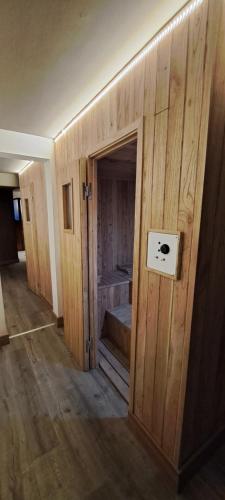 een lege kamer met een trap in een kamer met houten wanden bij La mejor vista a las Montañas y la Ciudad in Mendoza