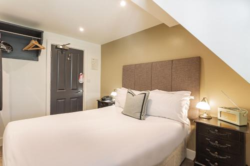 Katil atau katil-katil dalam bilik di Forest Park Country Hotel & Inn, Brockenhurst, New Forest, Hampshire - The Coaching Inn Group